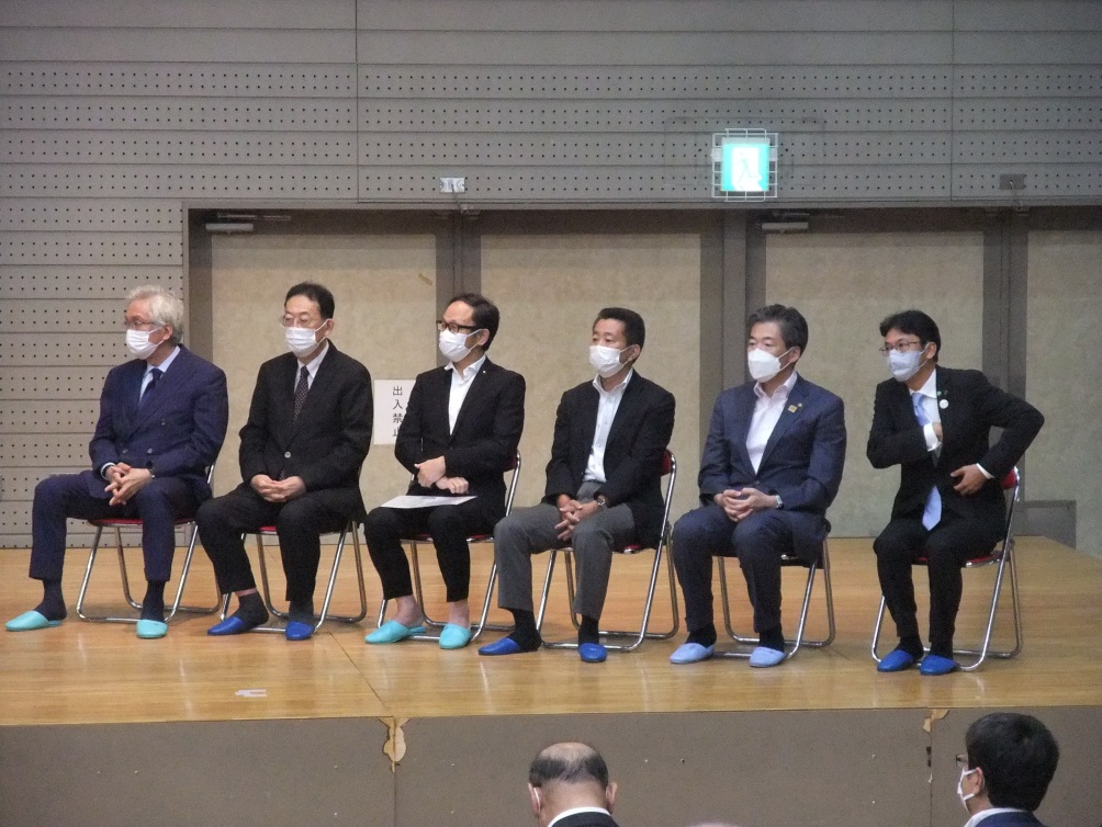 山本圭一(山本けいいち)の応援演説してくださる来賓の方々。自由民主党(自民党) 西田昌司 参議院議員・連合乙訓議長・国民民主党 酒井常雄 議員・安田守 向日市長・中小路健吾 長岡京市長 など。大山崎町体育館にて。長岡京市の、元 同志社高校写真部部長 増田真知宇 ( ますだまちう )先生ご撮影 山本圭一(山本けいいち)の応援演説してくださる来賓の方々。自由民主党(自民党) 西田昌司 参議院議員・連合乙訓議長・国民民主党 酒井常雄 議員・安田守 向日市長・中小路健吾 長岡京市長 など。大山崎町体育館にて。長岡京市の、元 同志社高校写真部部長 増田真知宇 ( ますだまちう )先生ご撮影