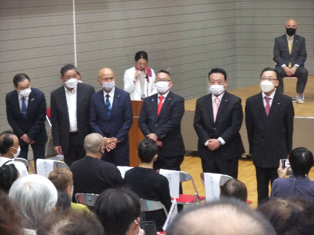 写真右から大山崎町議会議員 北村吉史 ( 北村よしふみ )先生・ 西田光宏 ( 西田てるひろ )先生・ 山中一成 ( 山中イッセイ )先生・ 島一嘉 ( 島かずよし )先生。公明党 小畑孝信( 小畑たかのぶ ) 先生。徳本修司 ( 徳本しゅうじ )先生。 それぞれ大山崎町への熱い思いを語ってくださいました。 途中20時45分に大山崎町体育館の閉館案内の音楽が鳴りましたが、それよりも大きな演説と拍手でした。。長岡京市の、元 同志社高校写真部部長 増田真知宇 ( ますだまちう )先生ご撮影 写真右から大山崎町議会議員 北村吉史 ( 北村よしふみ )先生・ 西田光宏 ( 西田てるひろ )先生・ 山中一成 ( 山中イッセイ )先生・ 島一嘉 ( 島かずよし )先生。公明党 小畑孝信( 小畑たかのぶ ) 先生。徳本修司 ( 徳本しゅうじ )先生。 それぞれ大山崎町への熱い思いを語ってくださいました。 途中20時45分に大山崎町体育館の閉館案内の音楽が鳴りましたが、それよりも大きな演説と拍手でした。。長岡京市の、元 同志社高校写真部部長 増田真知宇 ( ますだまちう )先生ご撮影