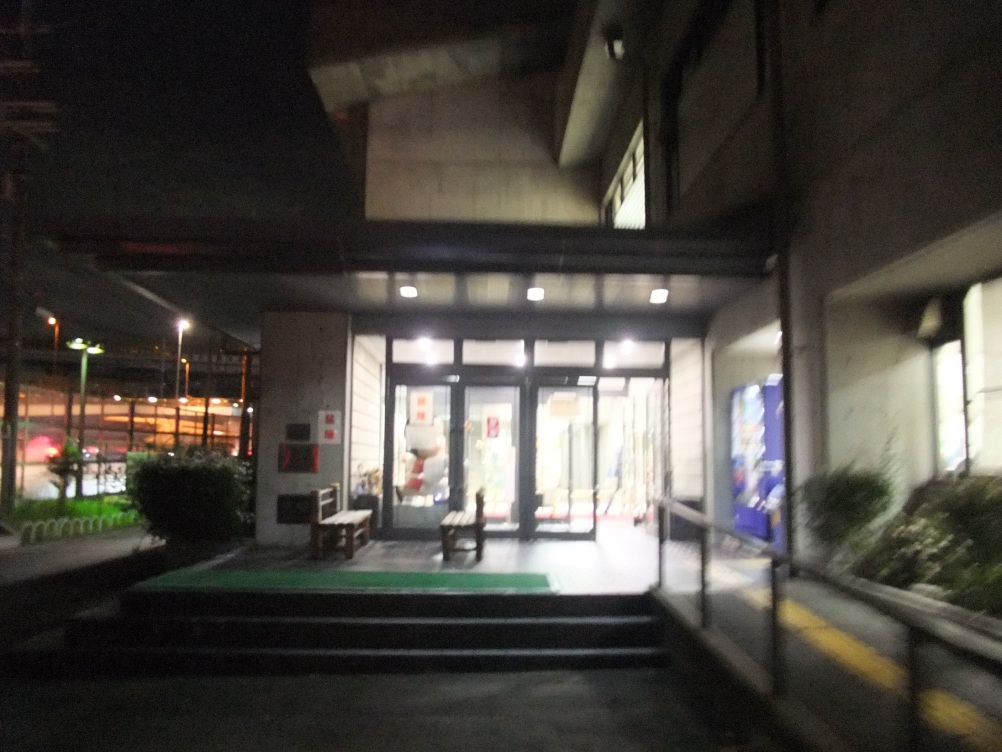 大山崎町体育館の入口。写真左に名神高速道路・京滋バイパス・京都縦貫道が交差する大山崎ジャンクション(大山崎JCT)と大山崎インターチェンジ(大山崎IC)のオレンジ色の灯りが見えます。国道171号線も走っている交通の要衝です。。長岡京市の、元 同志社高校写真部部長 増田真知宇 ( ますだまちう )先生ご撮影 大山崎町体育館の入口。写真左に名神高速道路・京滋バイパス・京都縦貫道が交差する大山崎ジャンクション(大山崎JCT)と大山崎インターチェンジ(大山崎IC)のオレンジ色の灯りが見えます。国道171号線も走っている交通の要衝です。。長岡京市の、元 同志社高校写真部部長 増田真知宇 ( ますだまちう )先生ご撮影