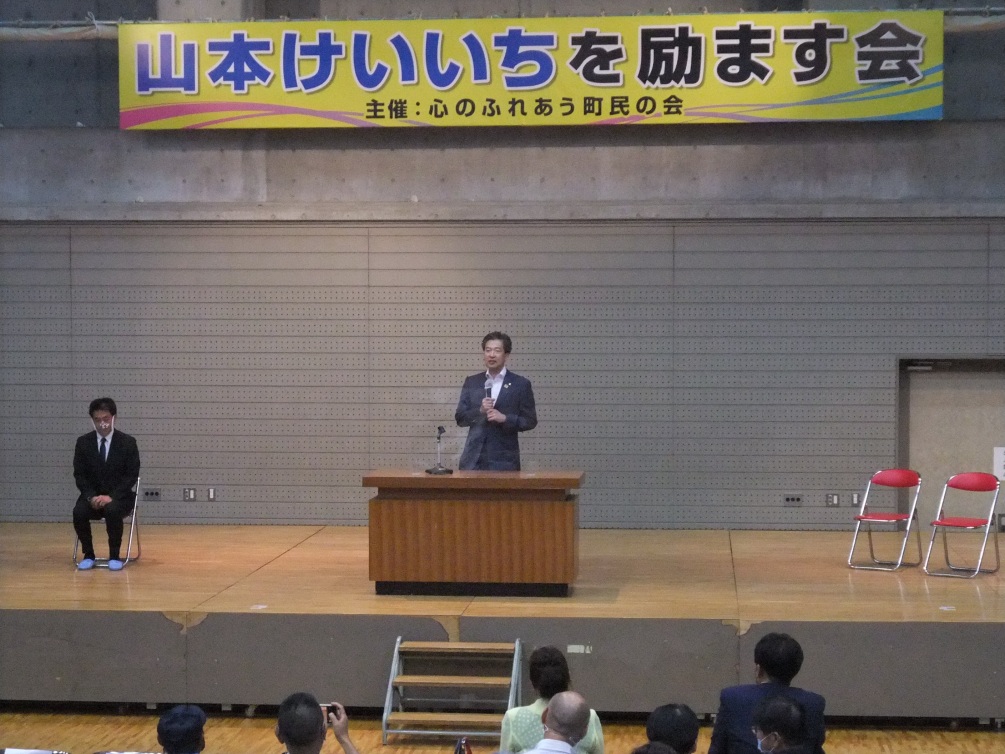 向日市 安田守 先生の応援演説。写真左に 山本圭一 ( 山本けいいち )先生。山本けいいち(山本けいいち)を励ます会(大山崎町体育館)にて。長岡京市の、元 同志社高校写真部部長 増田真知宇 ( ますだまちう )先生ご撮影 向日市 安田守 先生の応援演説。写真左に 山本圭一 ( 山本けいいち )先生。山本けいいち(山本けいいち)を励ます会(大山崎町体育館)にて。長岡京市の、元 同志社高校写真部部長 増田真知宇 ( ますだまちう )先生ご撮影